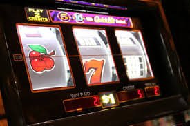 Tampilan antarmuka Caribbean Stud Poker di aplikasi mobile permata4 dengan meja kartu dan opsi taruhan